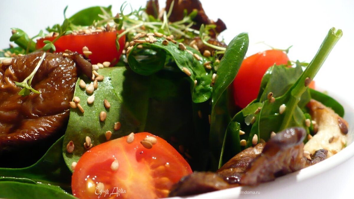 Освежающий салат со шпинатом, устричными вешенками и кунжутом