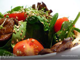 Освежающий салат со шпинатом, устричными вешенками и кунжутом