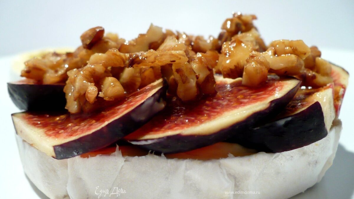 "Пьяный" камамбер с инжиром и карамелизированными грецкими орехами