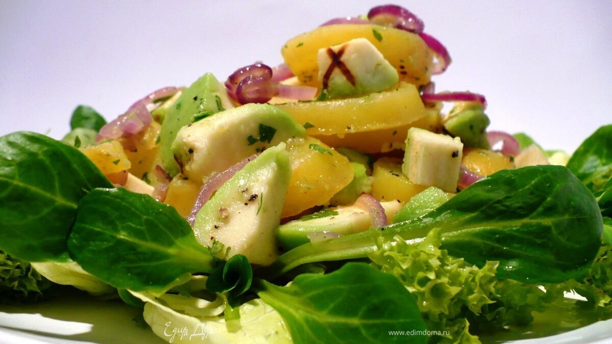 Теплый салат из картофеля с авокадо и свежим салатом