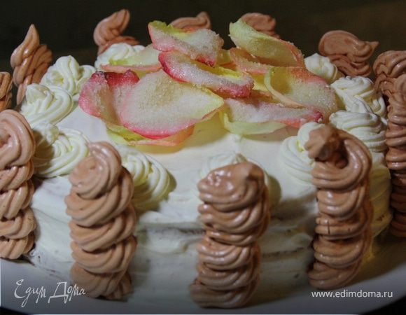 Торт с безе и лепестками роз