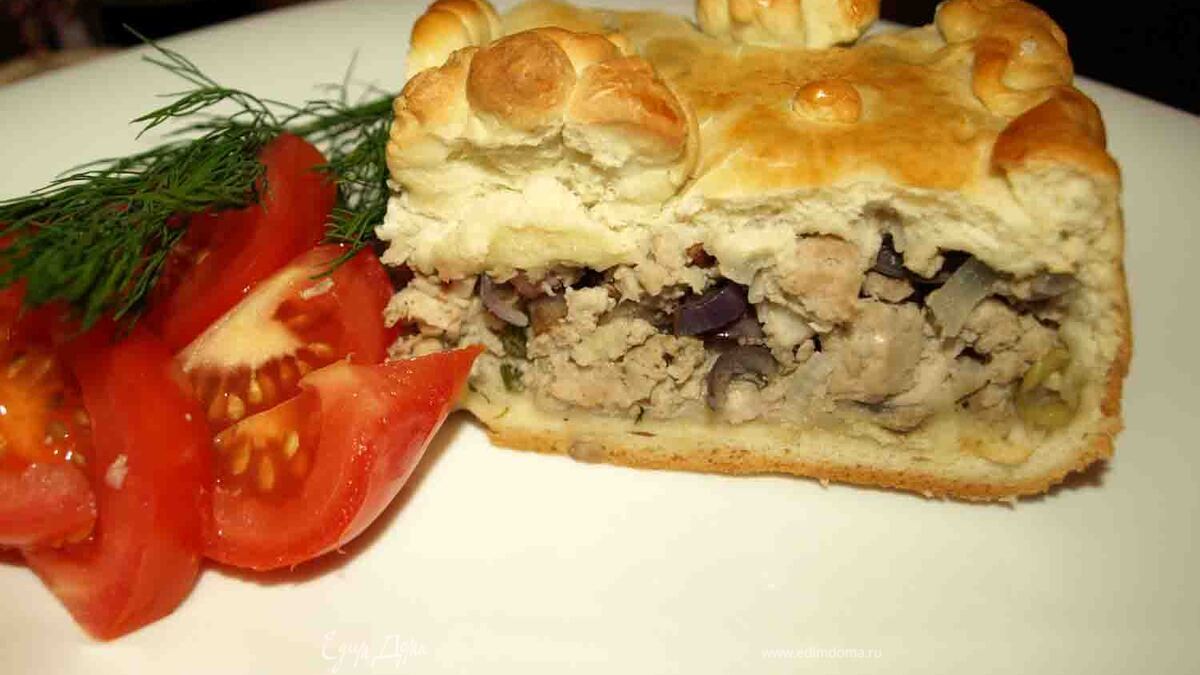 Пирог со свининой и красным луком