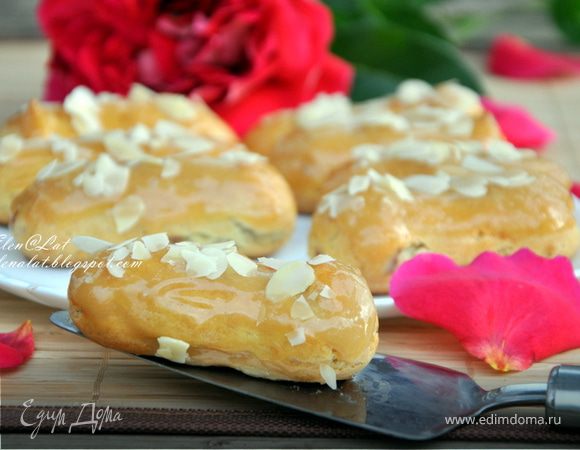 Эклеры с шоколадным кремом, карамелью и миндалем