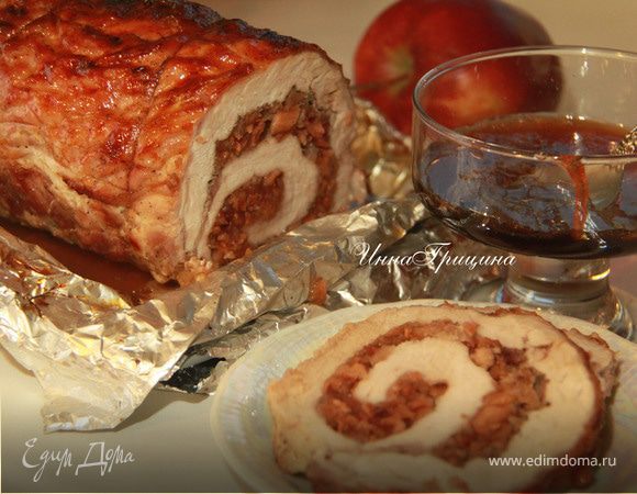Жаркое из свинины, фаршированное яблоками и клюквой