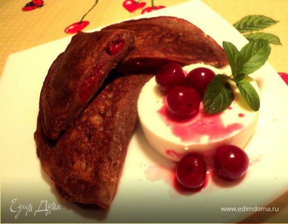 Блинные шоколадные пирожки с вишней