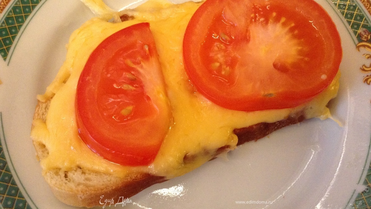 Горячие бутерброды с сыром, помидорами и чесноком