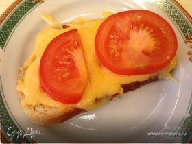 Горячие бутерброды с сыром, помидорами и чесноком