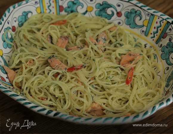 Спагетти с копченой форелью и джином