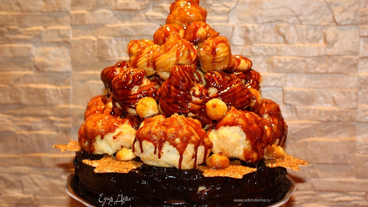 Карамельная елочка с пралине и шоколадной глазурью