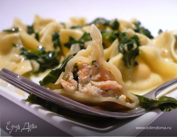 Закрытые макароны с начинкой из сливочного копченого лосося под сливочно-винным соусом со шпинатом Закрытые макароны с начинкой из сливочного копченого лосося под сливочно-винным соусом со шпинатом