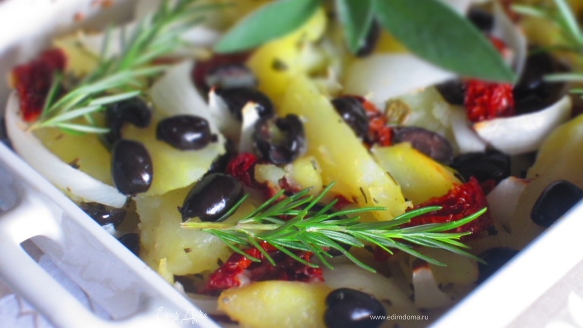 Картофель с оливками и вялеными помидорами