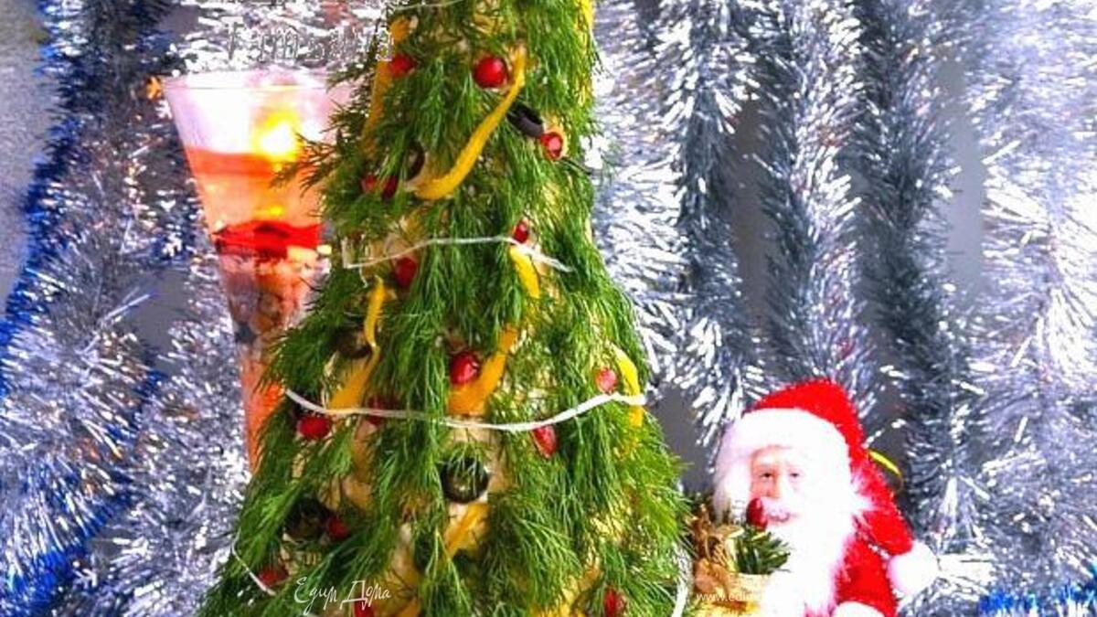 Закусочный торт «Новогодняя елка» из профитролей и сливочного крем-мусса с семгой