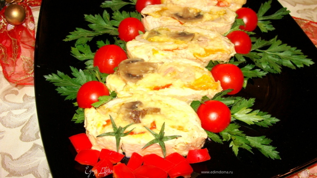 Рулет из курицы с грибами, перцем и сыром