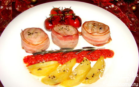 Рецепт Турнедо из свинины с запеченным картофелем и томлеными помидорками черри