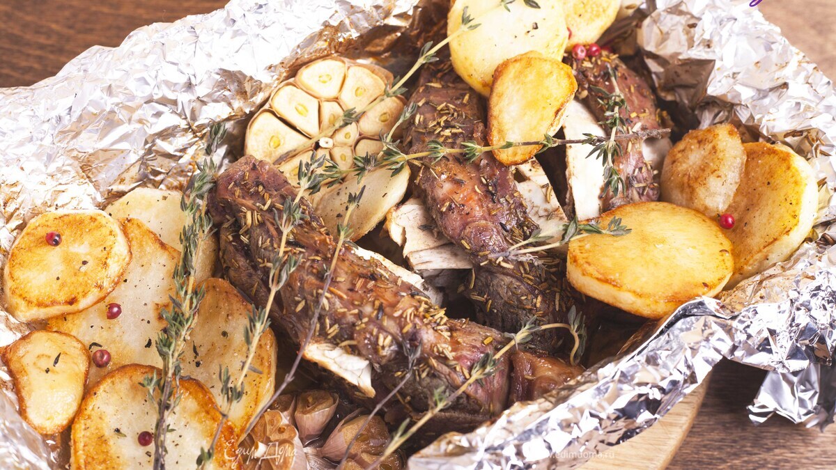 Баранья лопатка, запеченная с розмарином