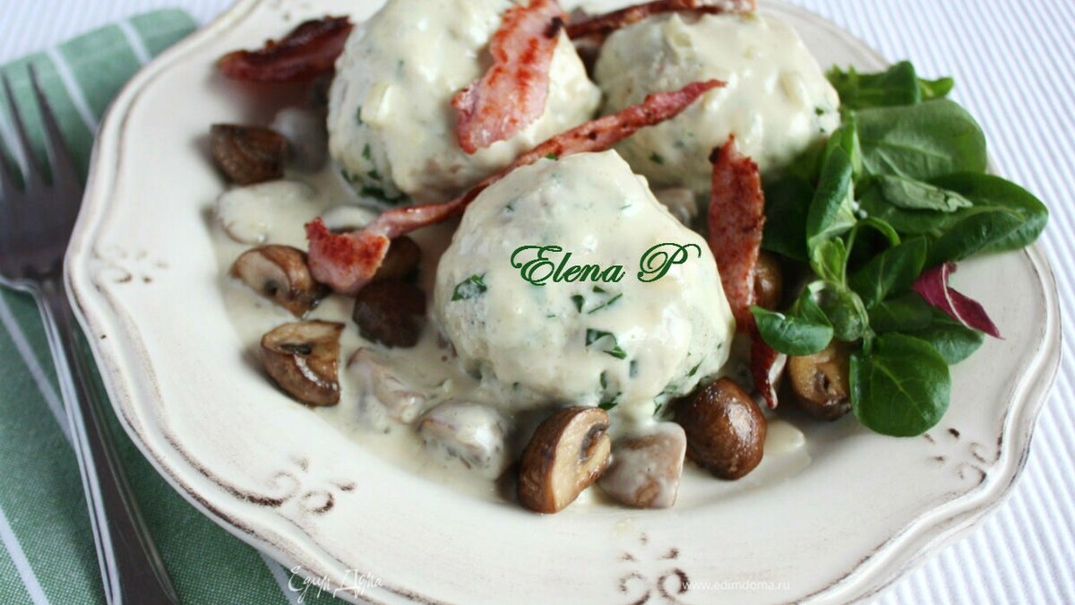 Кнедли (клецки) с петрушкой и грибным соусом