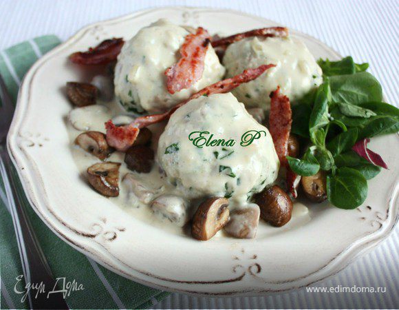 Кнедли (клецки) с петрушкой и грибным соусом