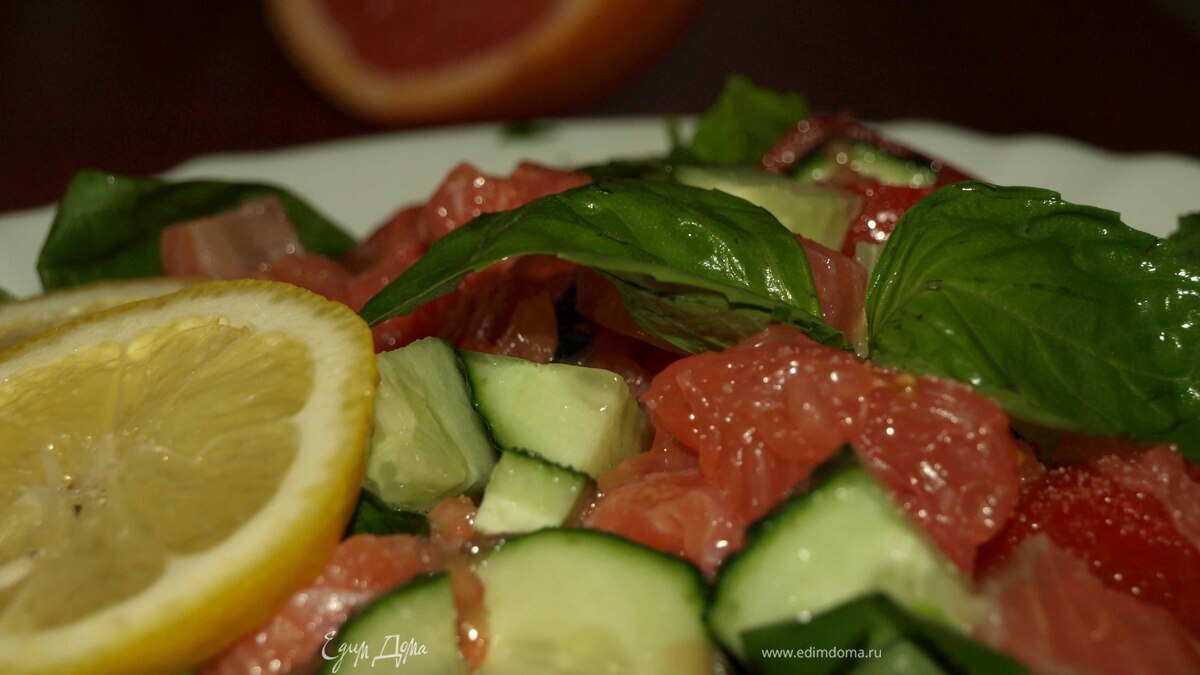 Салат из шпината с семгой, грейпфрутом, огурцами