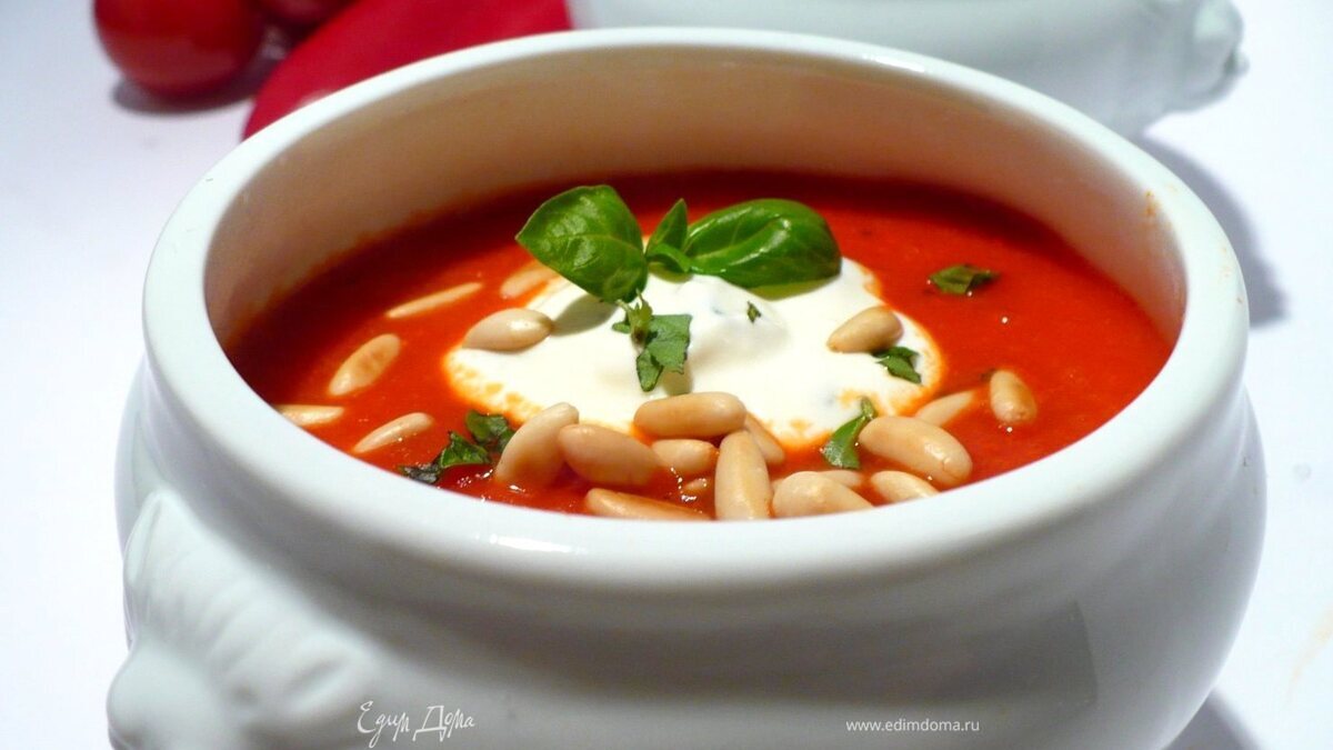 Согревающий суп из запеченного сладкого перца с томатами, сметанным базиликом и кедровыми орешками