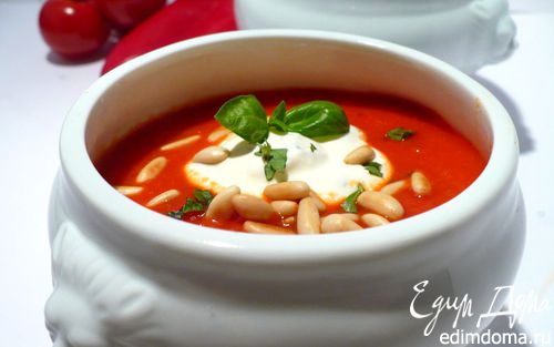 Рецепт Согревающий суп из запеченного сладкого перца с томатами, сметанным базиликом и кедровыми орешками