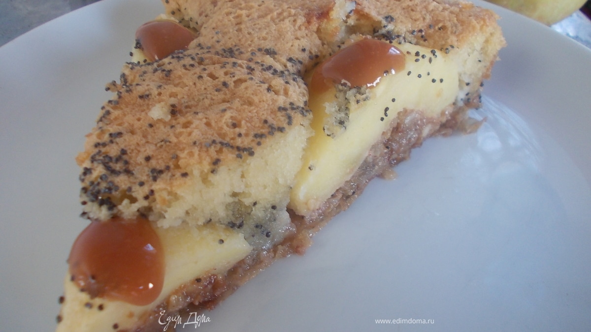 Маковый пирог с карамельными яблочками