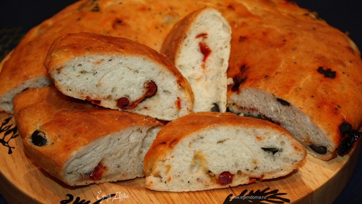 Фокачча с маслинами, вялеными помидорами и зеленью