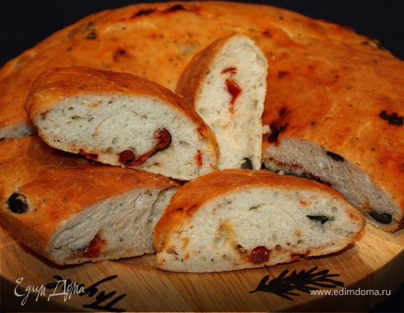 Фокачча с маслинами, вялеными помидорами и зеленью