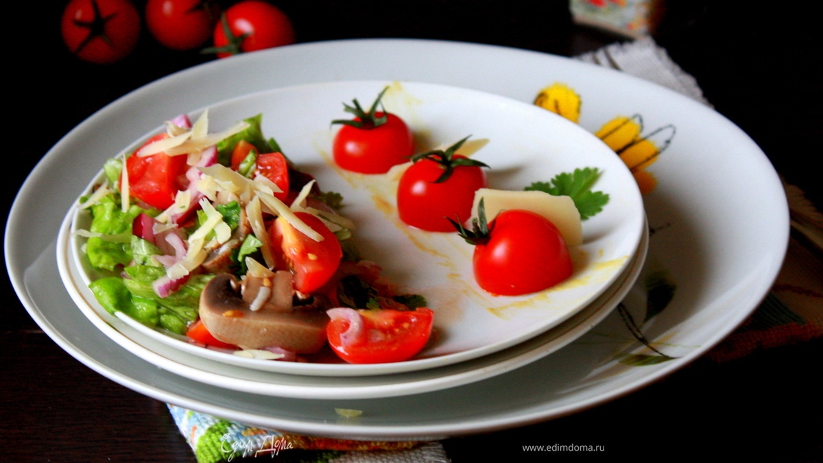 Салат  с шампиньонами и черри под лаймовой заправкой