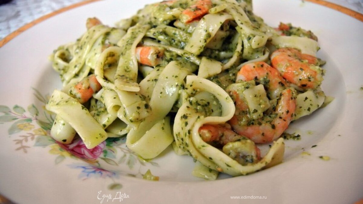 Феттучине с королевскими креветками и соусом песто