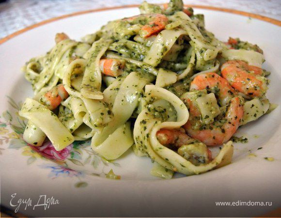 Феттучине с королевскими креветками и соусом песто