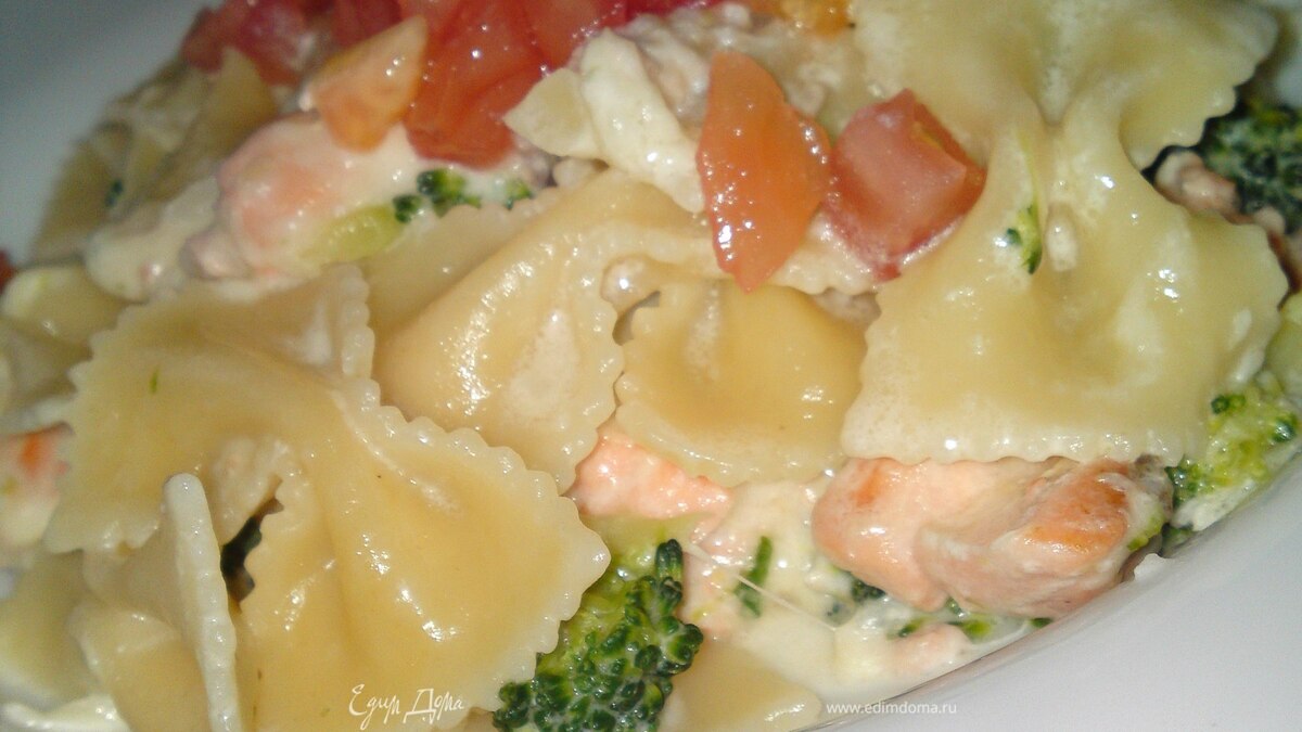 Фарфалле с семгой и брокколи