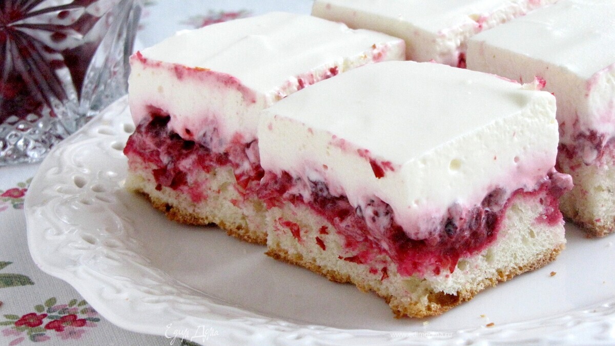 Пирог с брусникой и сметаной