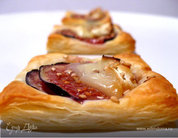 Закусочные слойки с инжиром и камамбером Закусочные слойки с инжиром и камамбером