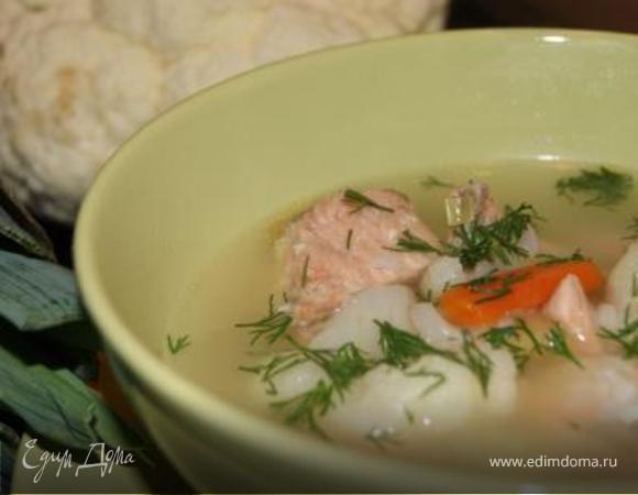 Суп с горбушей, цветной капустой и луком-пореем
