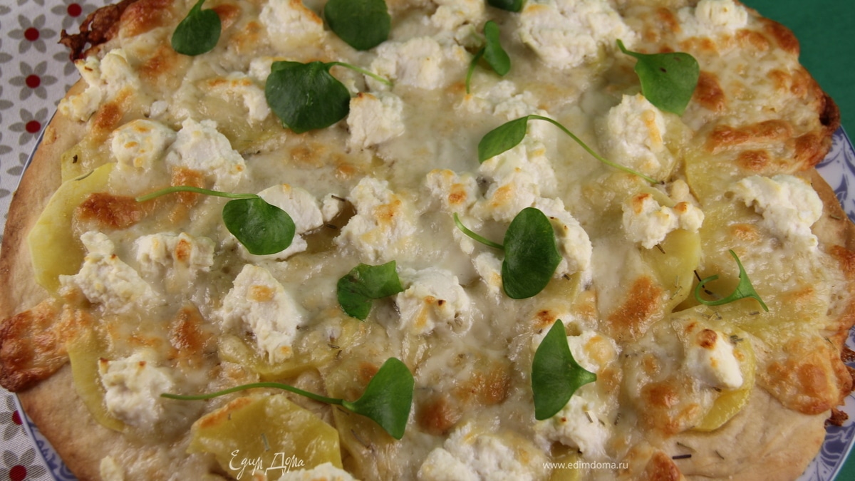 Пицца с картофелем, итальянскими сырами и розмарином
