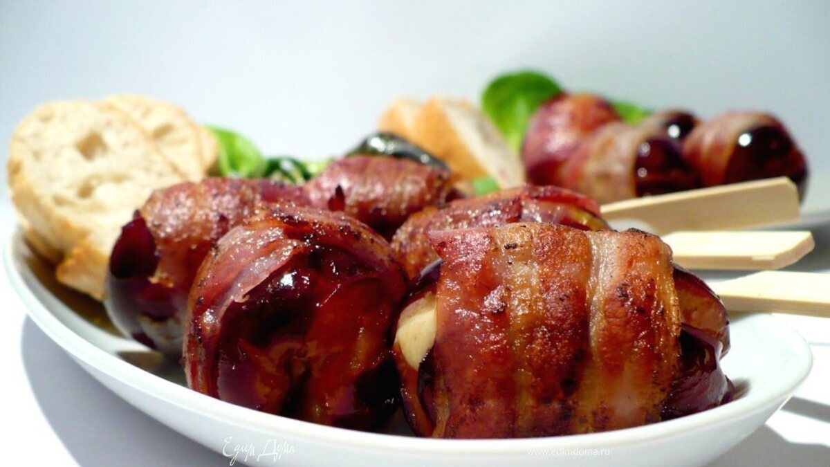 Сливы, фаршированные сыром с синей плесенью, в шубке из прошутто