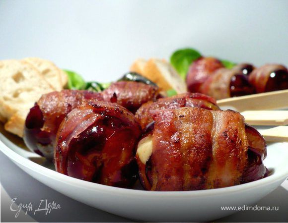 Сливы, фаршированные сыром с синей плесенью, в шубке из прошутто Сливы, фаршированные сыром с синей плесенью, в шубке из прошутто