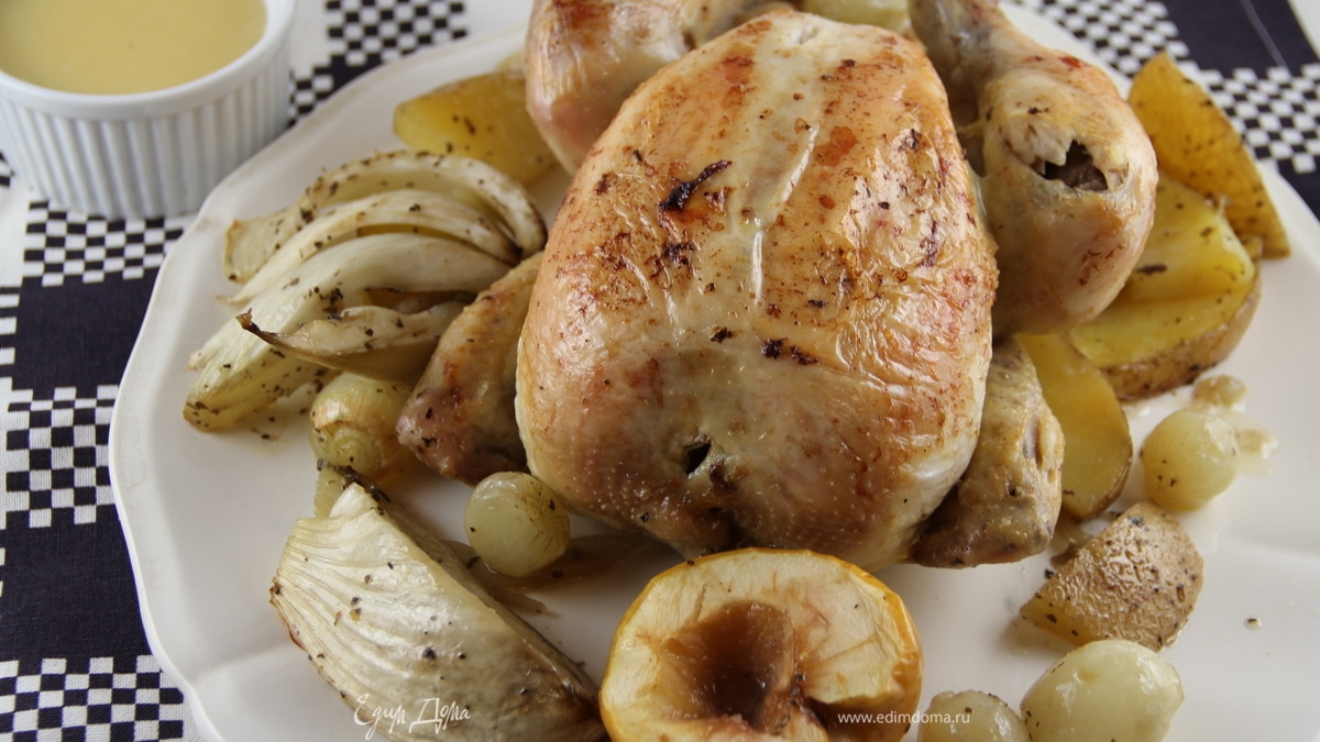 Запеченная курица с яблоками, фенхелем и картофелем