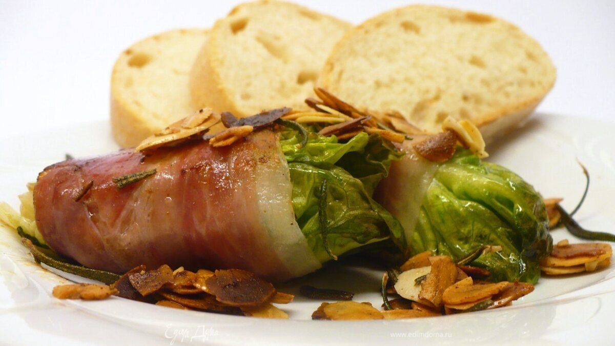 Салат романо в шубке из прошутто с миндальными хлопьями