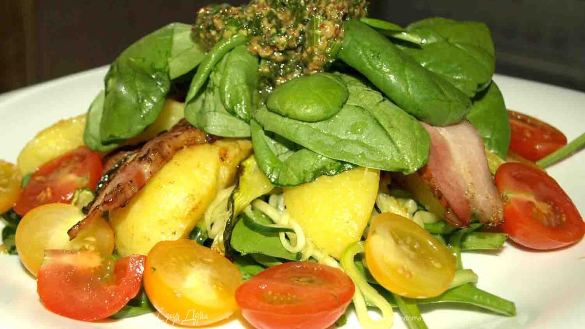Теплый салат из цукини, картофеля, копченой грудинки и шпината