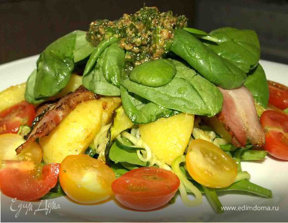 Теплый салат из цукини, картофеля, копченой грудинки и шпината