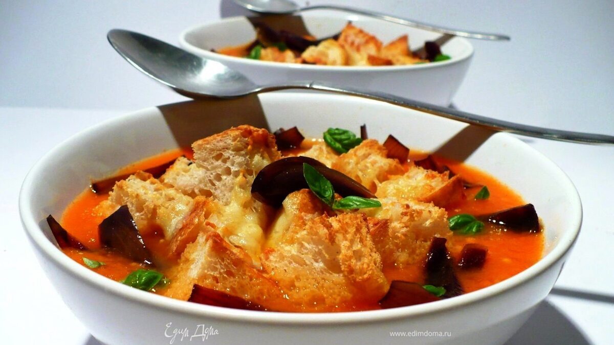 Суп из запеченных томатов с луком-бальзамик и копченым хлебом