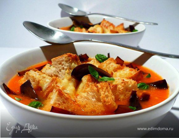 Суп из запеченных томатов с луком-бальзамик и копченым хлебом