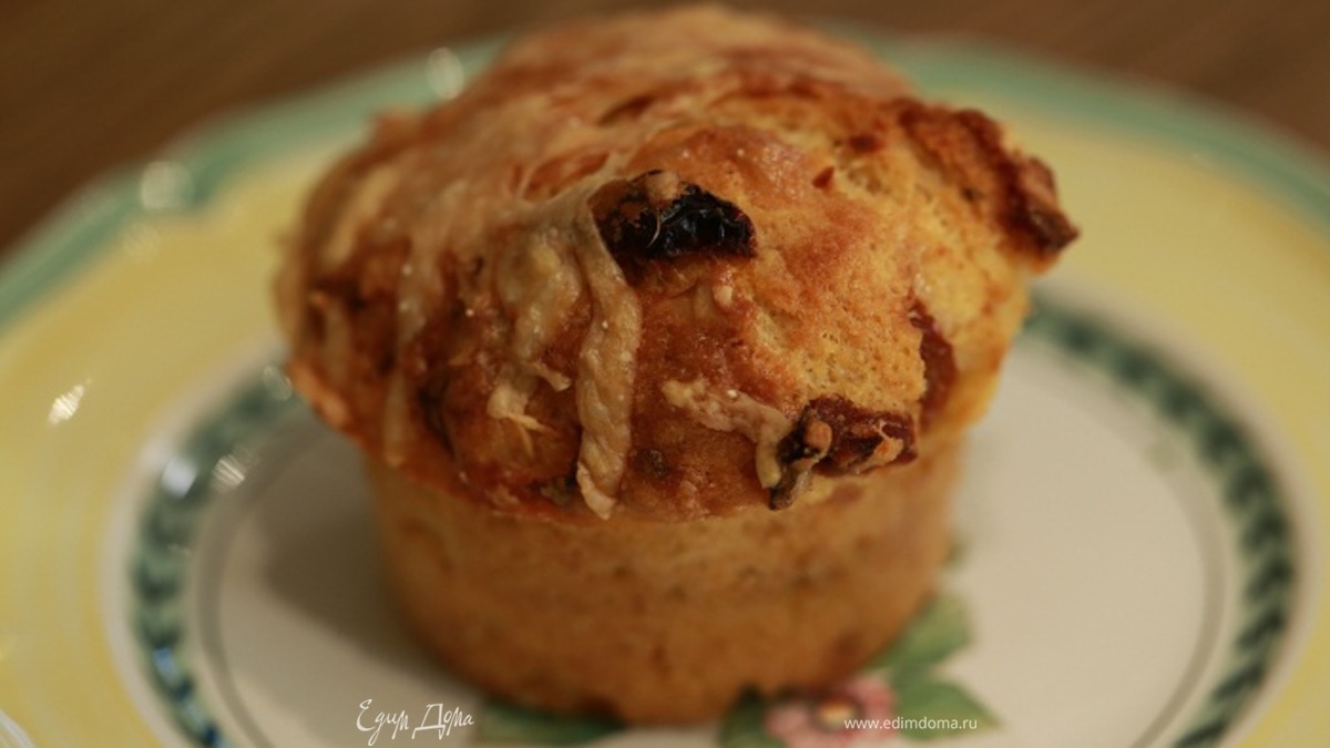 Маффины с вялеными помидорами и сыром