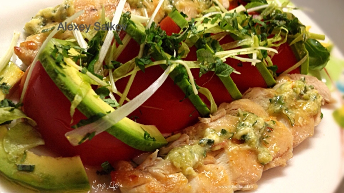 Малое куриное филе под соусом гуакамоле с салатом из помидоров и авокадо