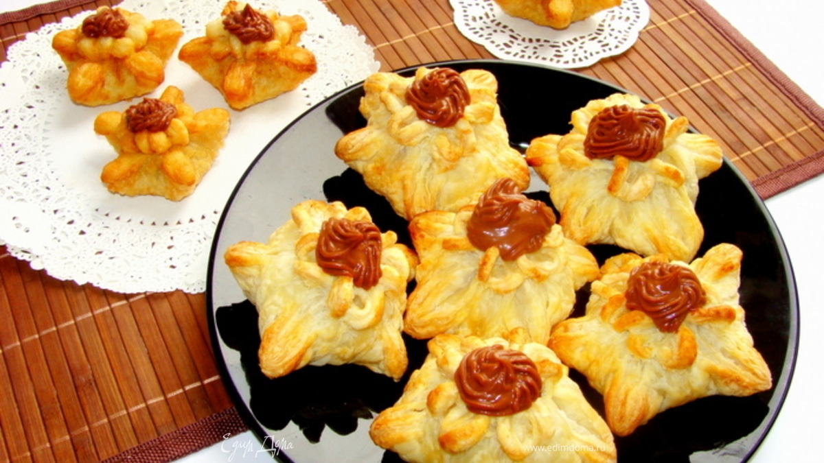 Цветочки из слоеного теста