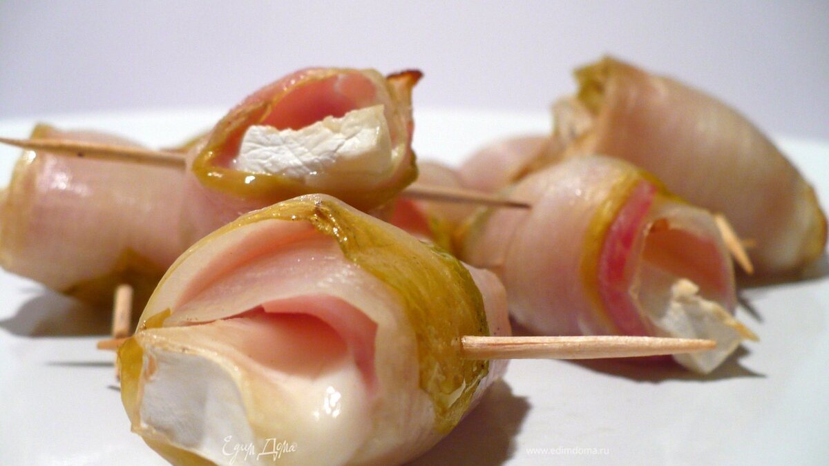 Рулетики из цикория с сырной начинкой