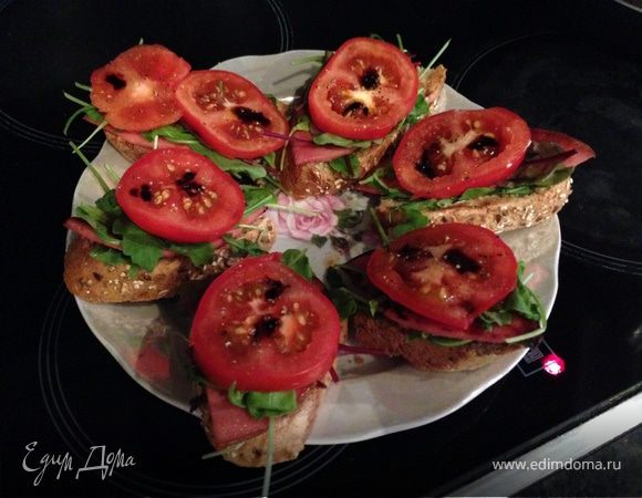 Бутерброд для завтрака с руколой