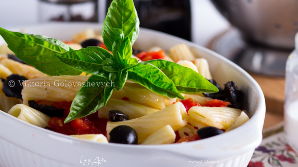 Ригатони с помидорами, базиликом, маслинами и пекорино от Джейми Оливера