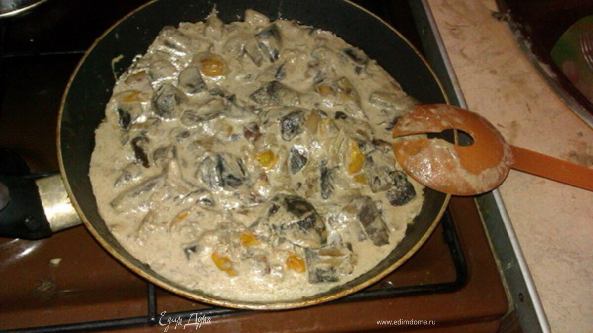 Грибы в сметане, тушенные с беконом и помидорами черри